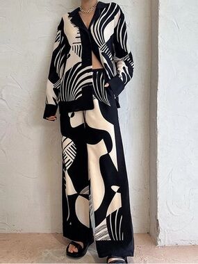 One size X & Z Graphic Black & Cream Two-Piece Long Sleeve and Pants Set NWOT